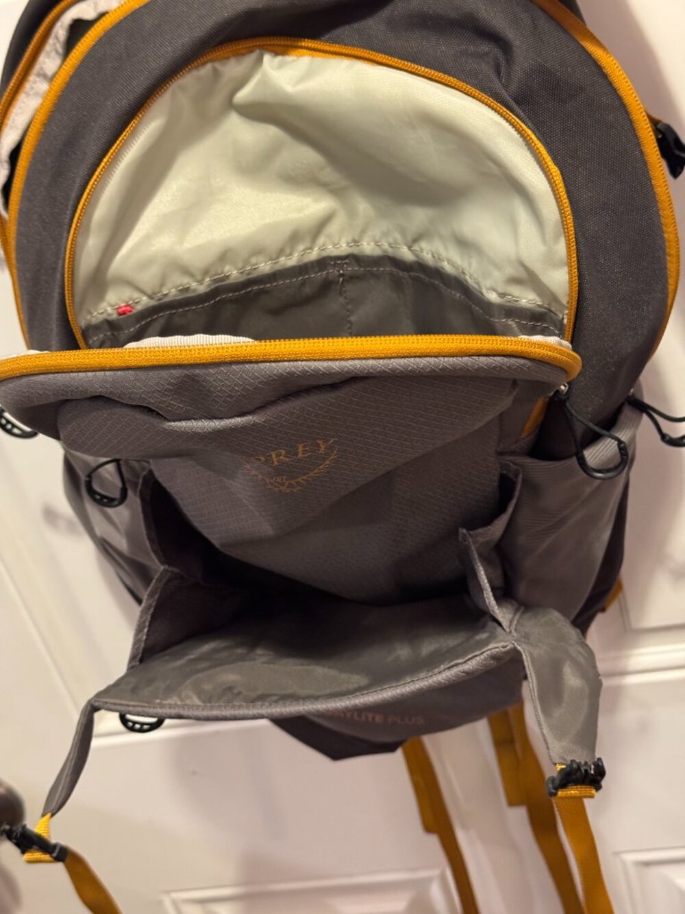 Osprey Daylite Plus Hiking Light Daypack Backpack Shade Basanite/Eclipse Grey - Picture 3 of 9